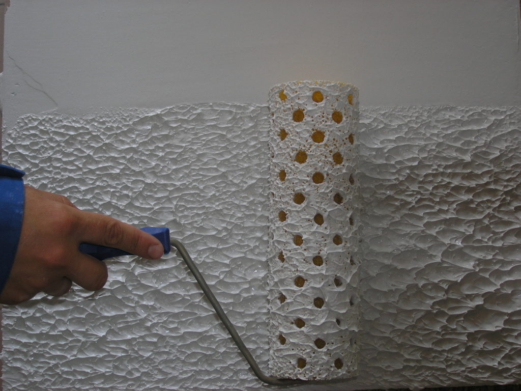 Нанесение декоративной штукатурки на стены