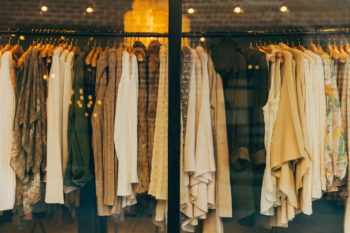 Как сэкономить на покупке одежды?